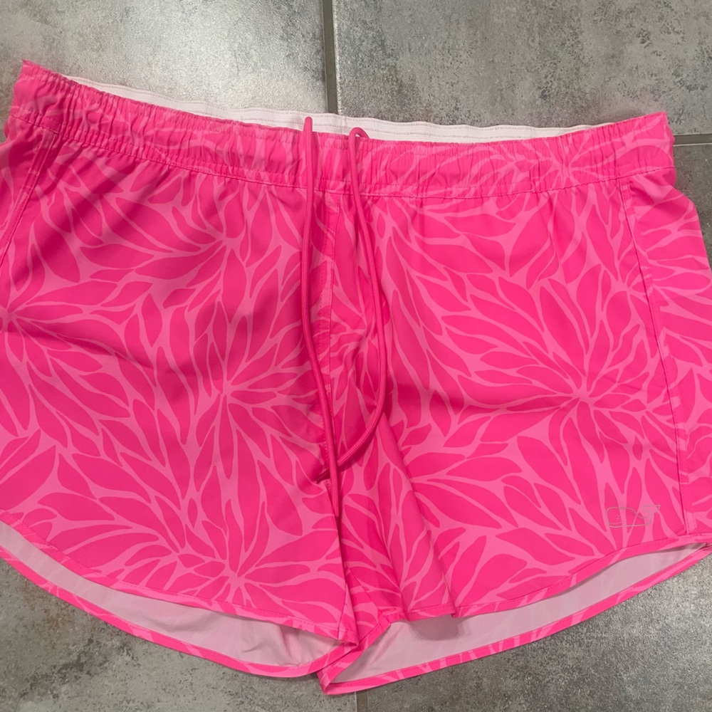 Vineyard Vines performance shorts size Large